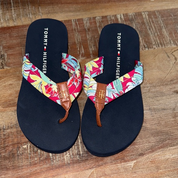 Tommy Hilfiger Women's Tropical Flip Flops - Black and Multicolor size 7 - Picture 1 of 2
